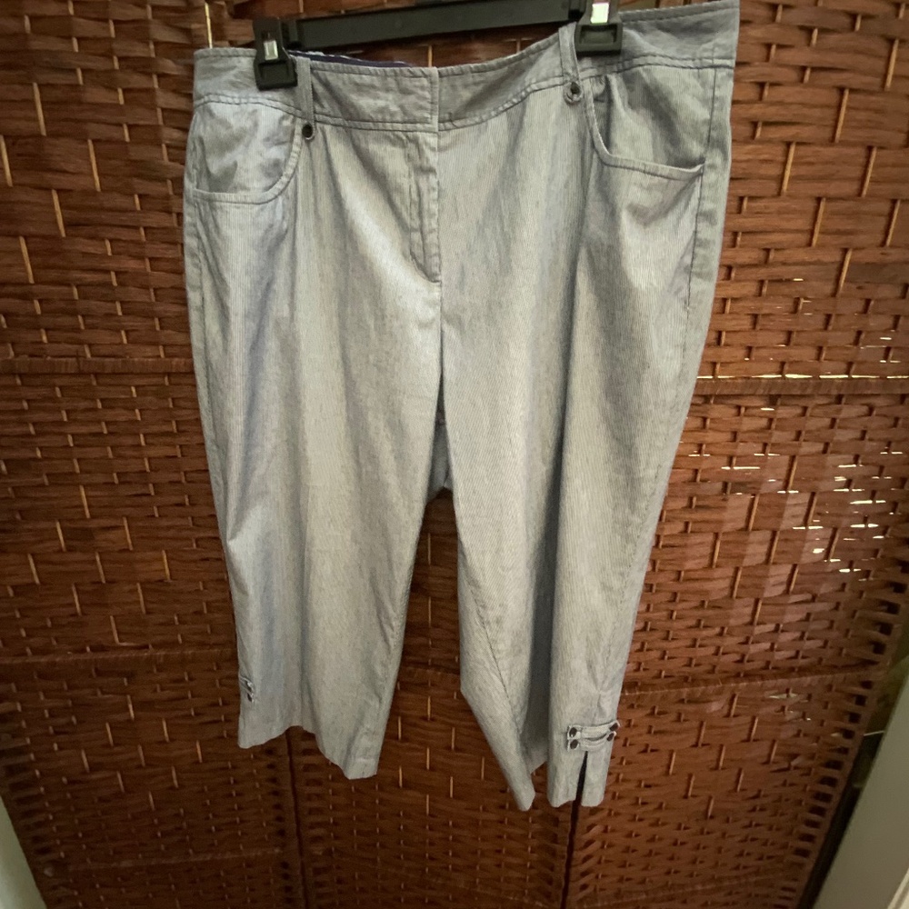 Dressbarn Woman Cropped Capris Pants